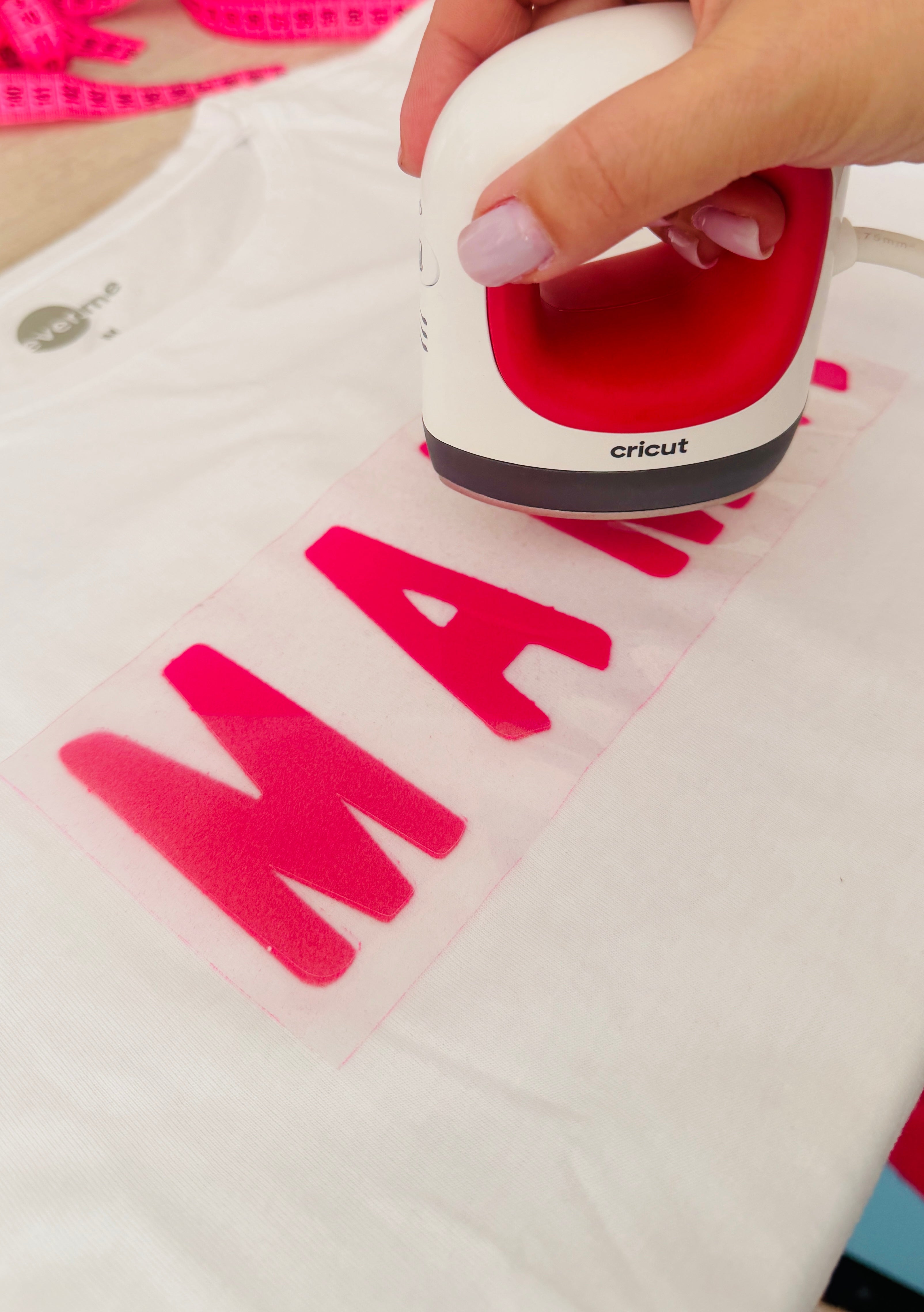 „ MAMA “ Hochwertiges Flock-Patch in NEONPINK macht dein Outfit zum Statement ! Perfekt zum Upcycling alter Kleidung oder zum Veredeln von neuen Basics.