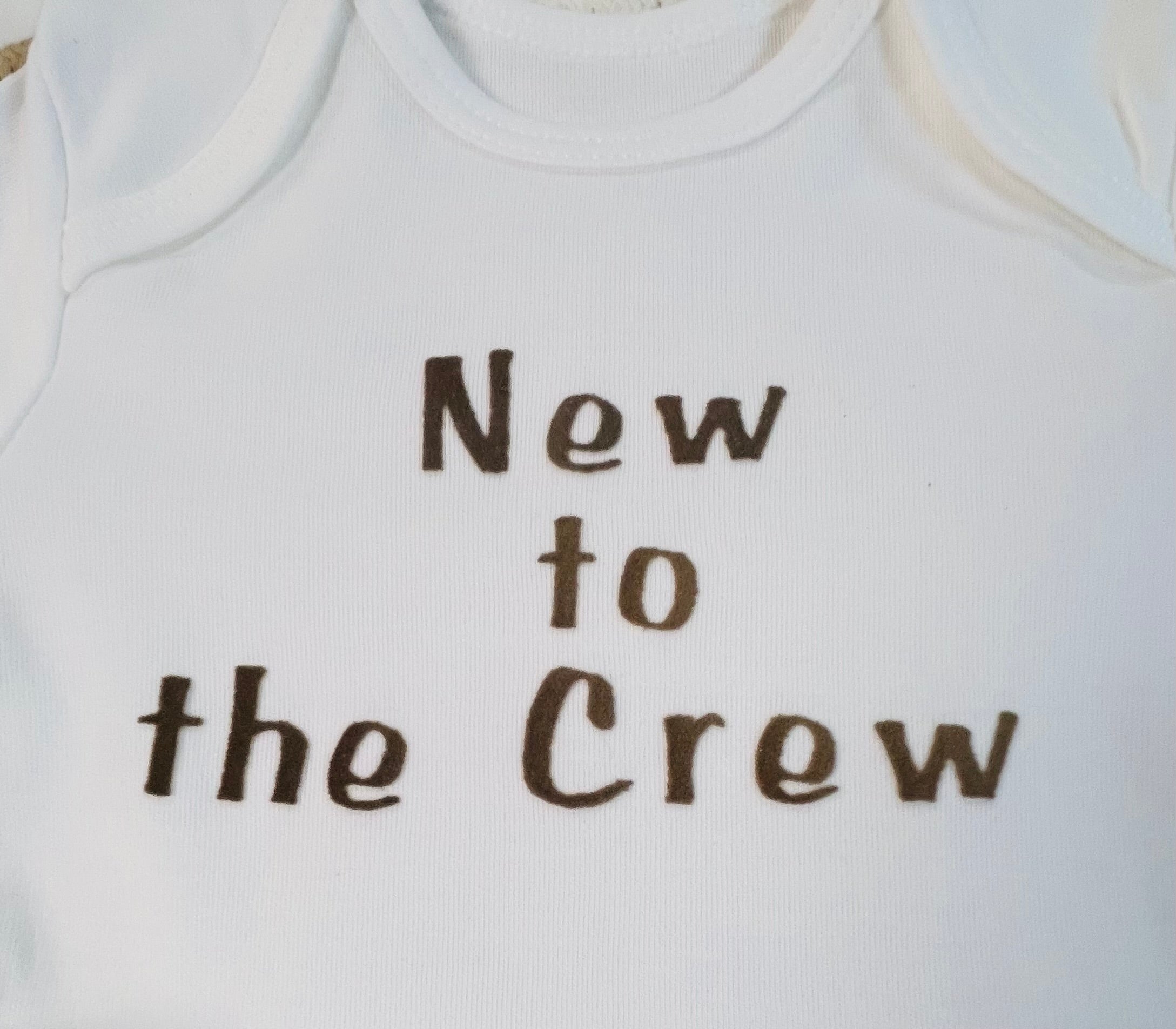 „New to the Crew“ – Dein handgefertigter Willkommens - Body in weiss, veredelt mit einem edlen Braunton * personalisiert mit Flockpatch aus Eigendesign