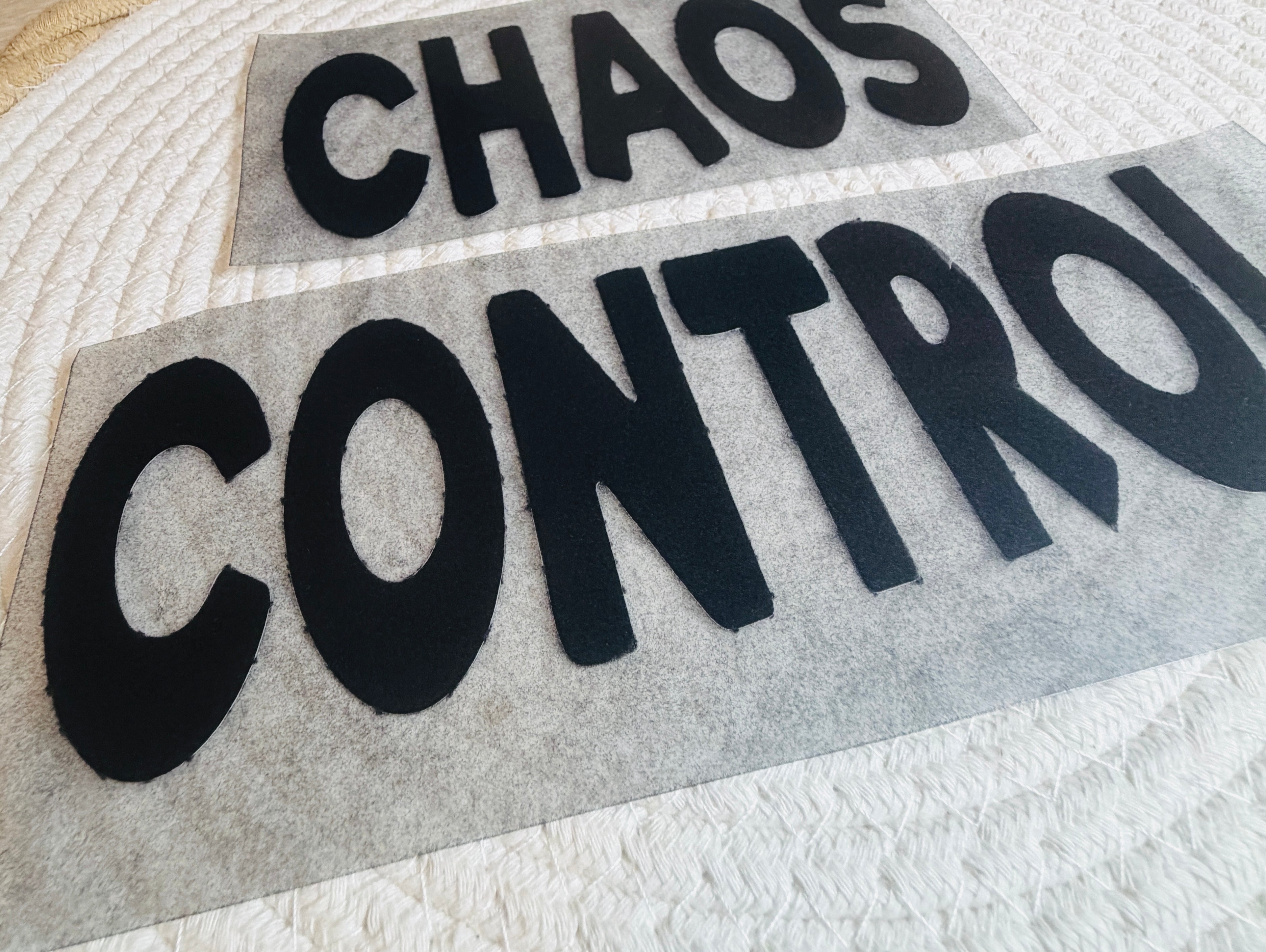 „CHAOS CONTROL“ – Flock-Patch zur Personalisierung. Werde dein eigener Designer