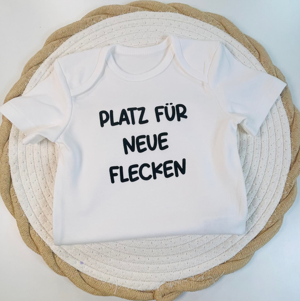 Personalisierter Babybody „ Platz für neue Flecken „ aus Biobaumwolle mit edlem Flockpatch - Das perfekte Geschenk mit Botschaft